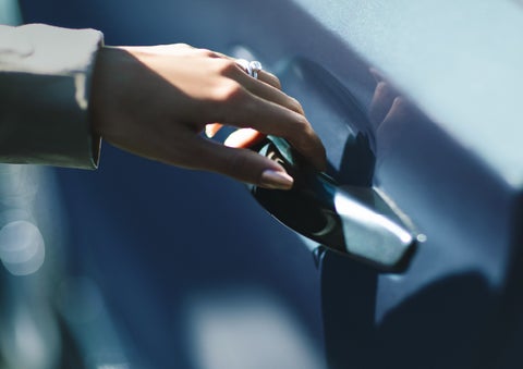 A hand gracefully grips the Light Touch Handle of a 2024 Lincoln Aviator® SUV to demonstrate its ease of use | Parks Lincoln of Tampa in Tampa FL