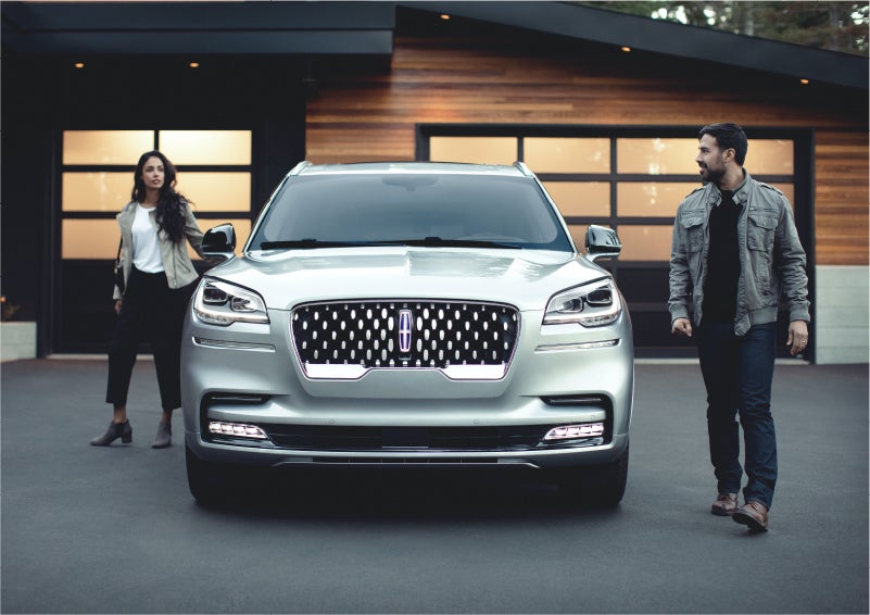 The sparkling grille of the 2023 Lincoln Aviator® Grand Touring model | Parks Lincoln of Tampa in Tampa FL