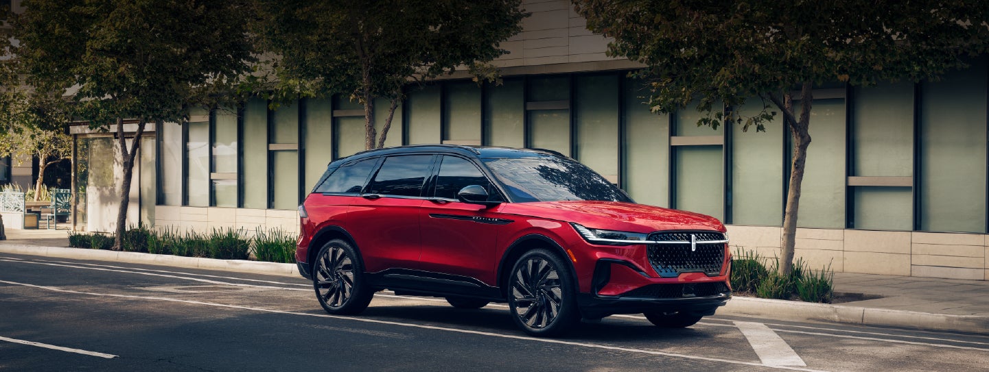 A 2025 Lincoln Nautilus® SUV with an available hybrid powertrain is parked in an urban setting. | Parks Lincoln of Tampa in Tampa FL