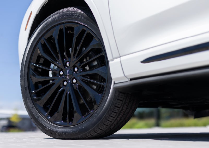 A stylish 20-inch black aluminum wheel of the available Jet Appearance Package is shown. | Parks Lincoln of Tampa in Tampa FL