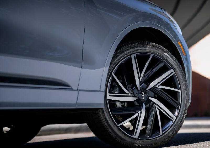 The wheel of the 2027 Lincoln Aviator® Black Label™ SUV is shown slightly angled out. | Parks Lincoln of Tampa in Tampa FL