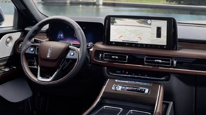 The backup camera of the 2027 Lincoln Aviator® SUV is displayed on screen. | Parks Lincoln of Tampa in Tampa FL