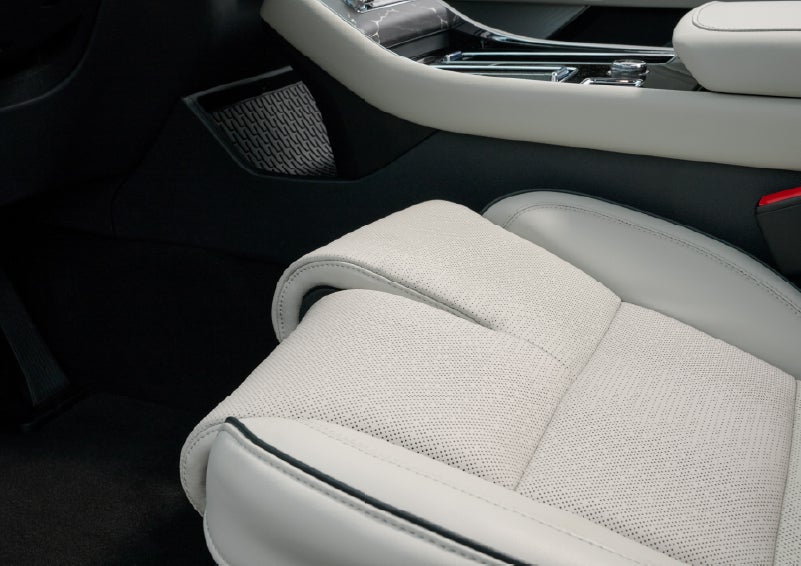 The front passenger Perfect Position seat is shown with the thigh extender adjusted.| Parks Lincoln of Tampa in Tampa FL